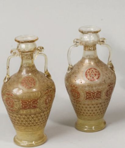 LOBMEYR, attribué à Paire de petits vases en verre ambré munis de deux petites anses,...