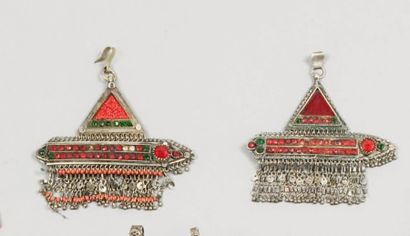 null Bel ensemble de bijoux du Maghreb Deux pendentifs en métal argenté montés en...