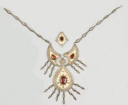 null Collier pectoral en argent partiellement doré serti de trois cabochons de cornaline,...