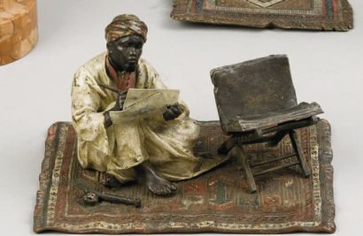 Bergmann. Bronze de Vienne. Jeune homme écrivant, assis sur un tapis. Epreuve en...