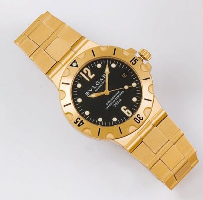 BULGARI «SCUBA» - Bracelet-montre en or jaune, cadran noir, date, mouvement automatique,...