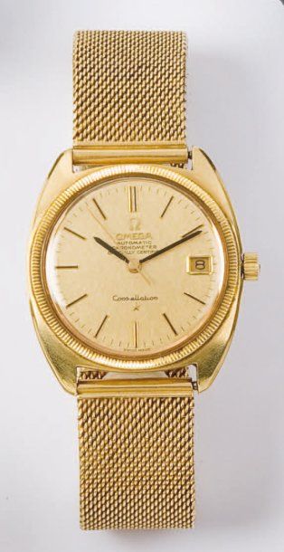 OMEGA - CONSTELLATION. Vers 1970. Bracelet montre en or jaune. Cadran or. Date. Trotteuse...