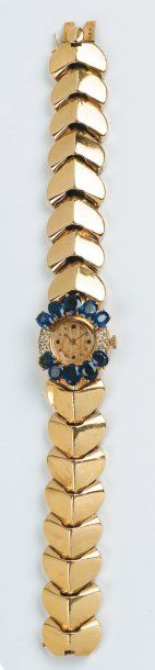 PATEK PHILIPPE Bracelet montre de dame en or jaune. La lunette sertie de saphirs...