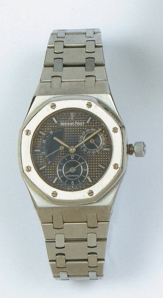 AUDEMARS PIGUET - ROYAL OAK Bracelet montre en acier. Cadran guilloché à trois compteurs....