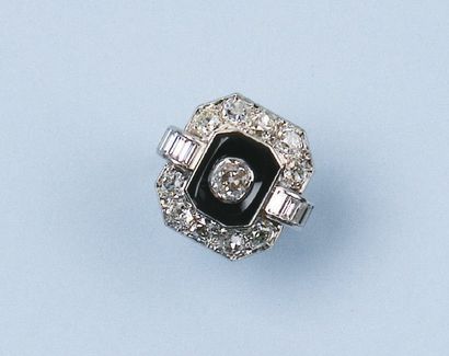 null Bague en platine et onyx sertie de diamants taillés en brillant et de diamant...