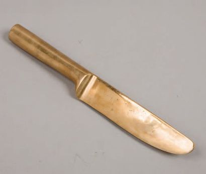 HERMES Paris *Rare coupe papier en bronze doré figurant un couteau.