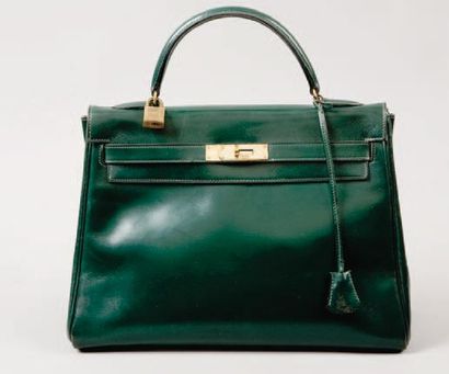 HERMES Paris *Sac « Kelly « 32 cm en cuir vert, attaches et fermoir plaqué or, poignée,...