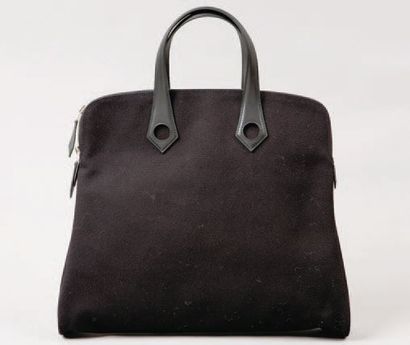 HERMES Paris made in France *Sac «Heebo» en toile et cuir noir, fermeture éclair,...