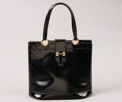 HERMES Paris *Sac «Berry» en box noir, fermeture languette, attaches plaqué or, double...