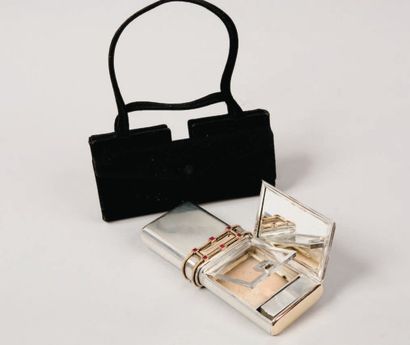 HERMES Paris *Boîte à beauté modèle «Vanity-case» en argent strié et or faisant porte...