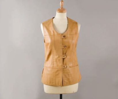 HERMES Paris *Gilet en cuir agneau miel, effet de double surpiqûres sellier, encolure...