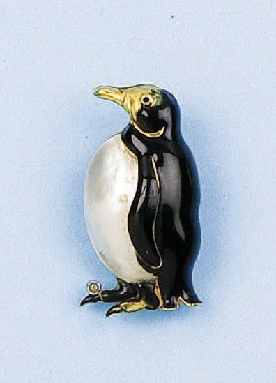null CARTIER - Broche "Pingouin" en or jaune émaillé noir ornée d'une perle mabé...