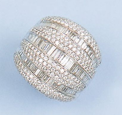 null Bague en or gris entièrement pavée de diamants taillés en brillant et de diamants...