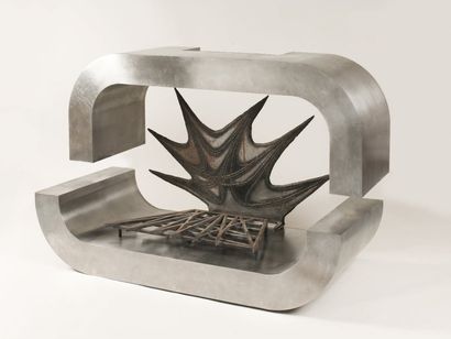 Travail français - Vers 1970 Cheminée sculpture en acier inox composée de deux éléments...