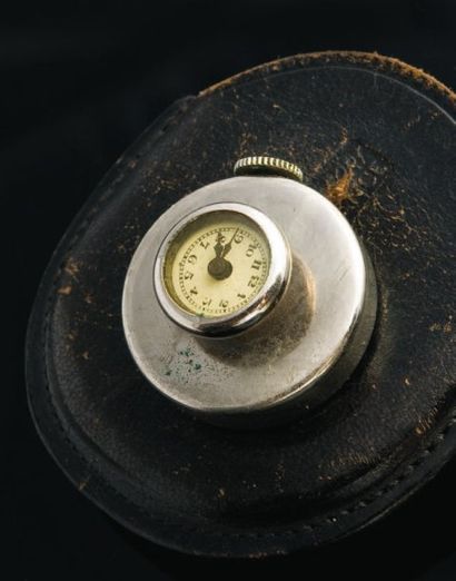 MONTRE BOUTONNIERE, vers 1938 Originale montre boutonnière de petite taille en acier...
