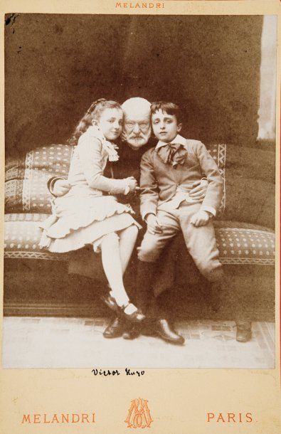 Victor HUGO Photographie de Victor Hugo serrant affectueusement ses petits-enfants...