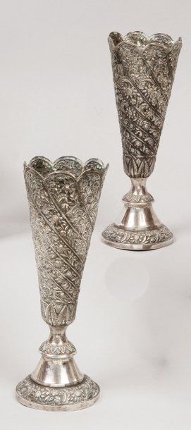 null Paire de vases cornet à bord polylobé, en argent repoussé et ciselé, décorés...