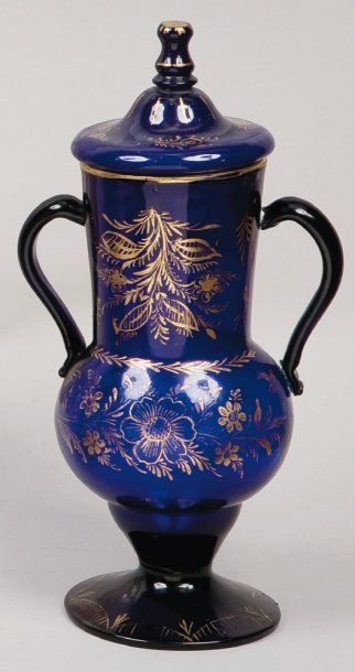 Vase couvert à deux anses, en verre bleu...