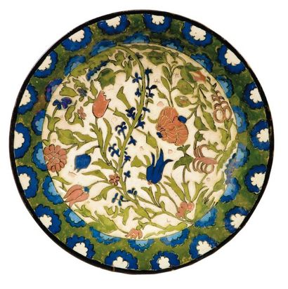 null Plat en céramique à décor polychrome « aux quatre fleurs » dans le style d'Iznik...
