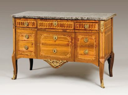 null COMMODE en marqueterie 3 tiroirs dessus de marbre. Epoque Transition. Haut :...