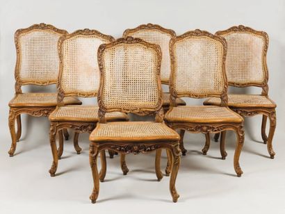 null SUITE DE SIX CHAISES en bois naturel, assises et dossiers cannés. Estampille...