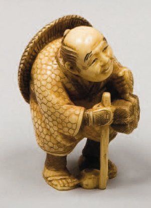 null OKIMONO en ivoire Paysan debout appuyé sur une canne et portant un chapeau au...