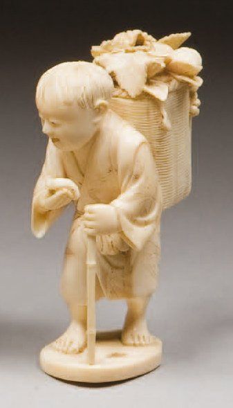 null OKIMONO en ivoire Enfant debout appuyé sur une canne et portant une hotte remplie...