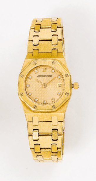 AUDEMARS PIGUET - ROYAL OAK: Bracelet montre en or jaune. Cadran or. Les index sertis...