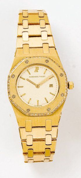 AUDEMARS PIGUET - ROYAL OAK : Bracelet montre de dame en or jaune. La lunette sertie...