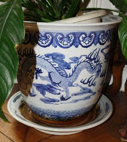 null Cache-pot et son présentoir en porcelaine à décor de dragons en camaïeu bleu....