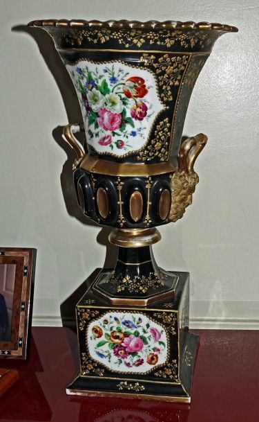 null Paire de vases en porcelaine à décor de brindilles dorées et de fleurs polychromes...