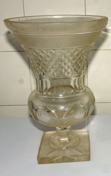 Un vase de forme Médicis, en cristal taillé...