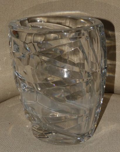 null Vase ovale en cristal à décor géométrique facetté. BACCARAT, vers 1960 H. 21,5...