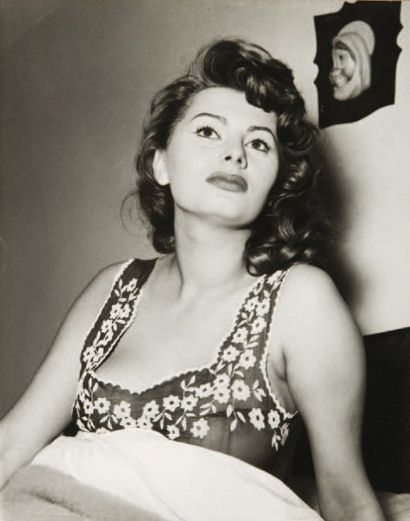  Sophia Loren, c. 1960-1970. 12 tirages argentiques d'époque par Sandro Vespasiani...