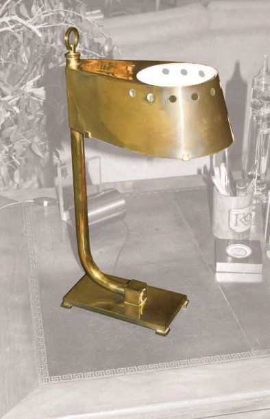 Jacques QUINET (1918-1992) - Vers 1960 Lampe casquette en bronze à patine médaille....