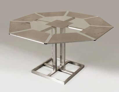 Nadine CHARTERET - 1971 Table octogonale, le plateau en acier inox et verre, le piètement...