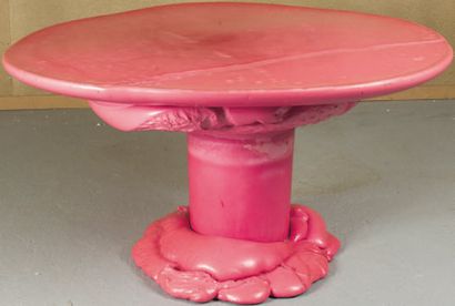 Louis DUROT (1939) Table sculpture en polyuréthane expansé teinté rose Diamètre :...