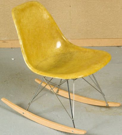 Charles & Ray EAMES (XX) Rocking chair, modèle RAR assise en fibre de verre jaune,...