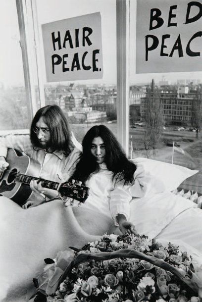  Nico Koster John Lennon et Yoko Ono. Amsterdam bed in, 1969. Tirage argentique postérieur,...