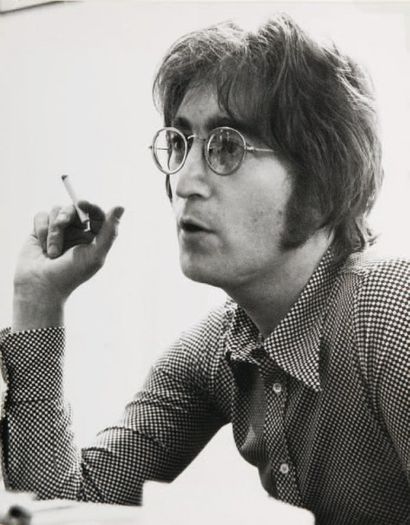 John Lennon en conférence de presse à Londres,...