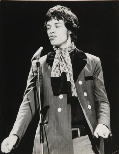 null Mick Jagger en concert, mars 1967. Tirage argentique d'époque. Tampon de presse...