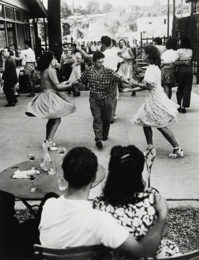 Willy Ronis (1910-2009) Chez Maxe. Joinville-le-Pont, 1947. Tirage argentique postérieur...