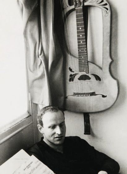 Willy Ronis (1910-2009) Boris Vian avec sa guitare lyre chez lui, 1956. Tirage argentique...