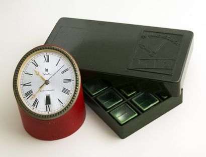 null LIP ( Boite à fourniture & Réveil ), vers 1968/1930 1 clock and 1 box
Pendule...