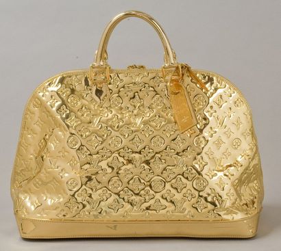 *Louis VUITTON Grand sac modèle Alma collection Miroir, en cuir monogram or, fermeture...