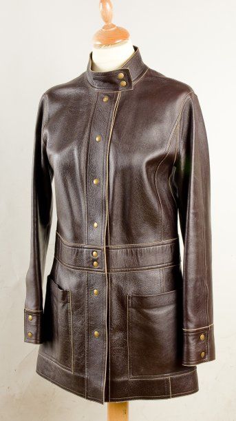 *Louis VUITTON Veste longue en cuir marron, col droit, coutures en relief, simple...