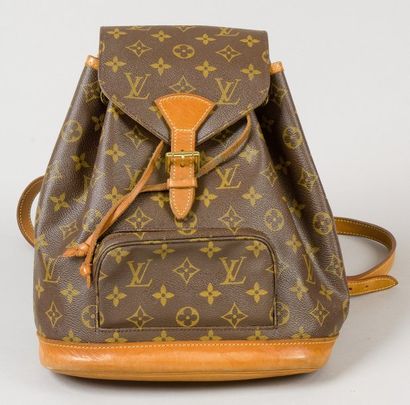 *Louis VUITTON Sac à dos modèle «Montsouris» en toile monogram et cuir naturel, fermoir...