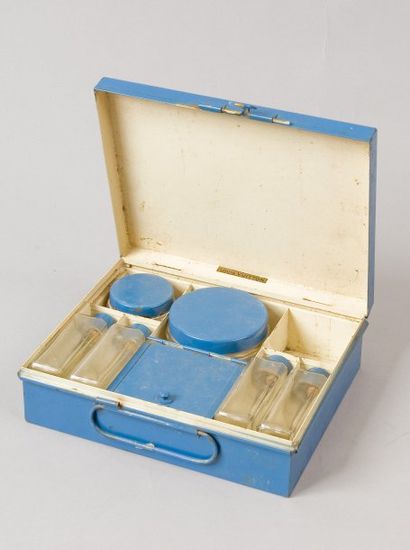 *Louis VUITTON circa 1930 Nécessaire de toilette en tôle laquée bleue, flaconnage...