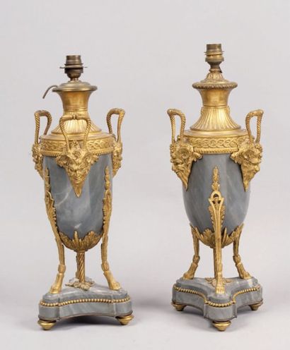 null PAIRE DE PIEDS DE LAMPE en marbre bleu turquin, orné de bronzes ciselés et dorés....