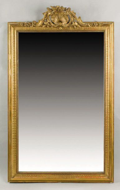 null GLACE dans un encadrement en stuc doré. Style Louis XVI Haut. : 166 cm. Larg....